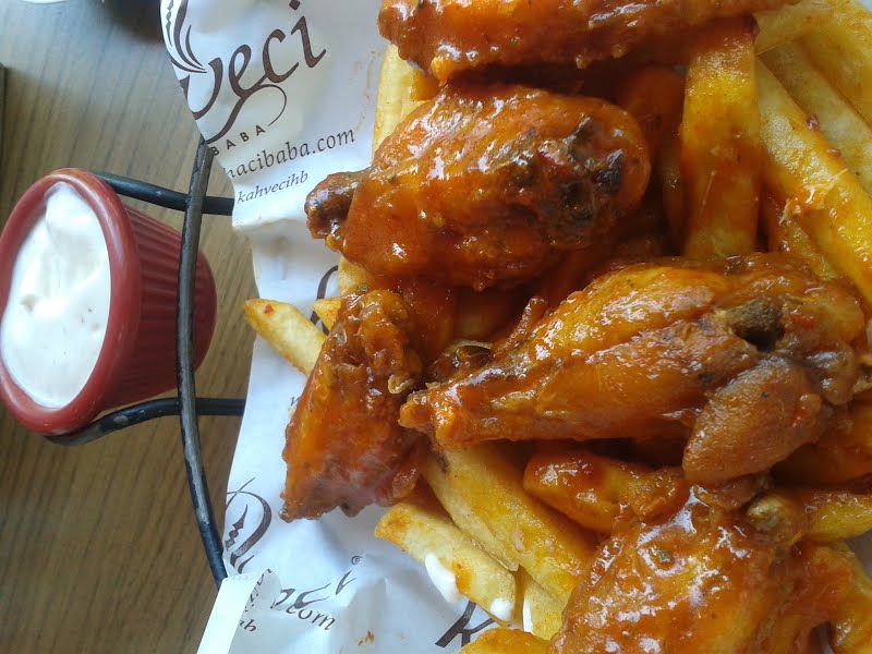 Hot wings and garlic sauce, at an Ankara restaurant. ? Photo by E4024, CC BY-SA 4.0, via Wikimedia Commons
