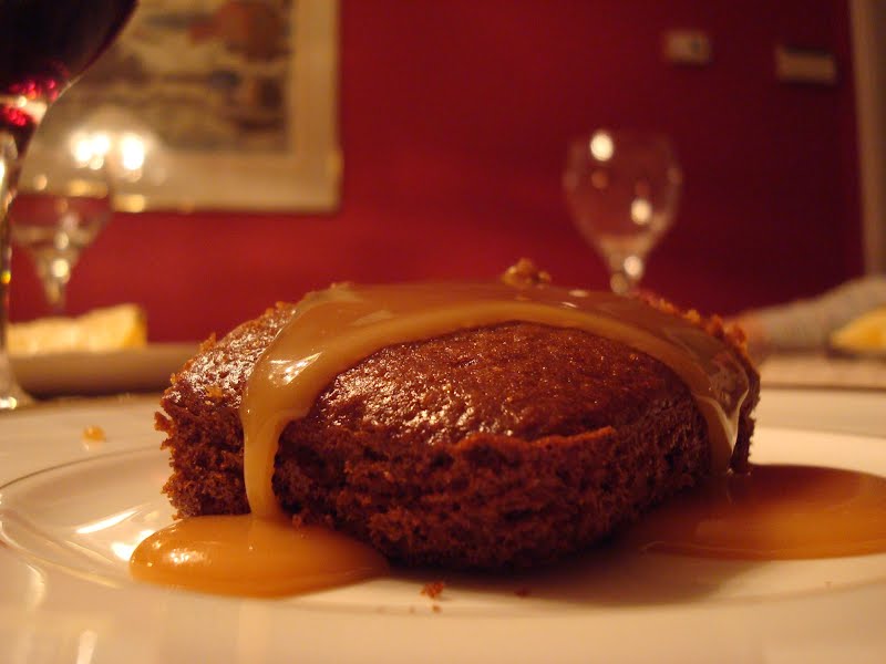 gingerbread cake ? Photo by cj from Vancouver, Canada, CC BY 2.0, via Wikimedia Commons