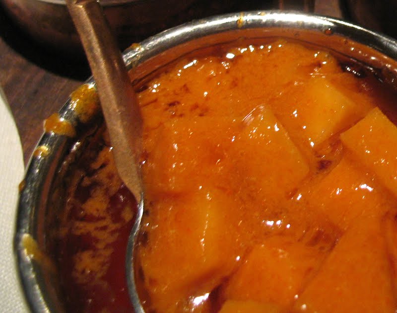 Mango Chutney ? Photo by Simon Law from Montr�al, QC, Canada, modified by User:Mike Hayes 2008.09.05, CC BY-SA 2.0, via Wikimedia Commons