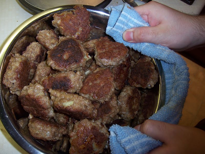 A batch of Danish meatballs, also known as "w:frikadeller" ? Photo by This image was taken by Kenneth Jorgensen (gallery).Please attribute this image with "Kenneth Jorgensen".An email would also be appreciated., CC BY-SA 3.0, via Wikimedia Commons