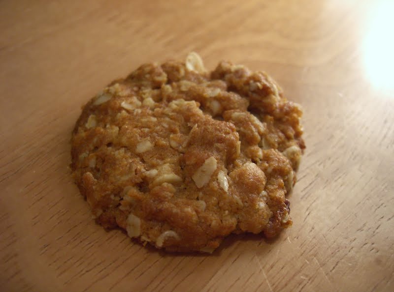 A single freshly cooked ANZAC biscuit sitting on my kitchen table. Not for long, though :). Note that it was made without coconut which is a traditional ingredient. ? Photo by me (w:User:pfctdayelise), CC BY-SA 2.5, via Wikimedia Commons