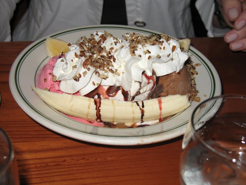 Banana split as served at the Hilton Chicago (2007). ? Photo by 2candle at English Wikipedia, CC BY-SA 3.0, via Wikimedia Commons