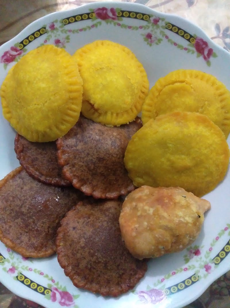 Traditional Sylheti Rice-cake Nungora and Handesh ? Photo by AbuSayeed, CC BY-SA 4.0, via Wikimedia Commons