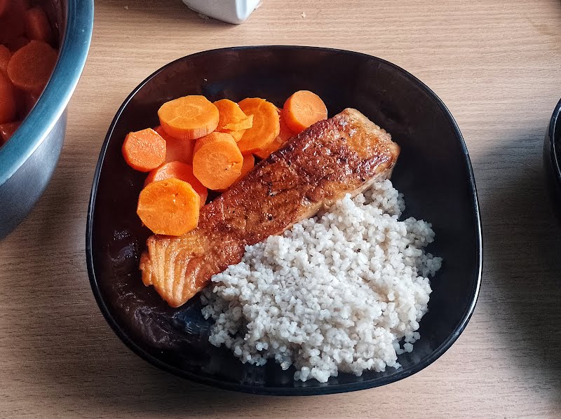 Acorn-crusted salmon, served with carrots and pearl barley. ? Photo by Ryczka, CC0, via Wikimedia Commons