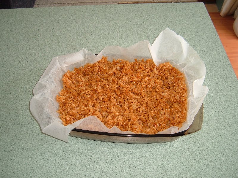 The finished product of making Rice Bubble cake ? Photo by No machine-readable author provided. Evil Monkey assumed (based on copyright claims)., Public domain, via Wikimedia Commons
