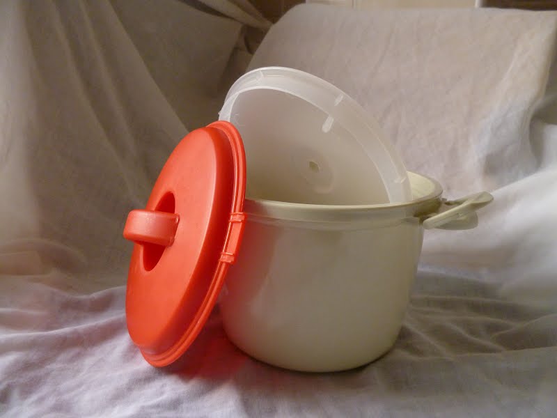 A typical plastic rice cooker for microwave ovens, with a two-part fastening lid that creates a gap to prevent overflow. The lids of ordinary cookware tend to increase the foam jets that lose water from the mixture. ? Photo by Armchair, CC BY-SA 3.0, via Wikimedia Commons