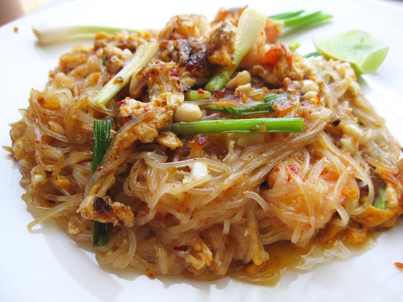 Pad Thai woonsen: pad Thai made with glass noodles (also known as cellophane noodles) instead of the usual narrow flat rice noodles ? Photo by Tuxta, CC BY-SA 3.0, via Wikimedia Commons