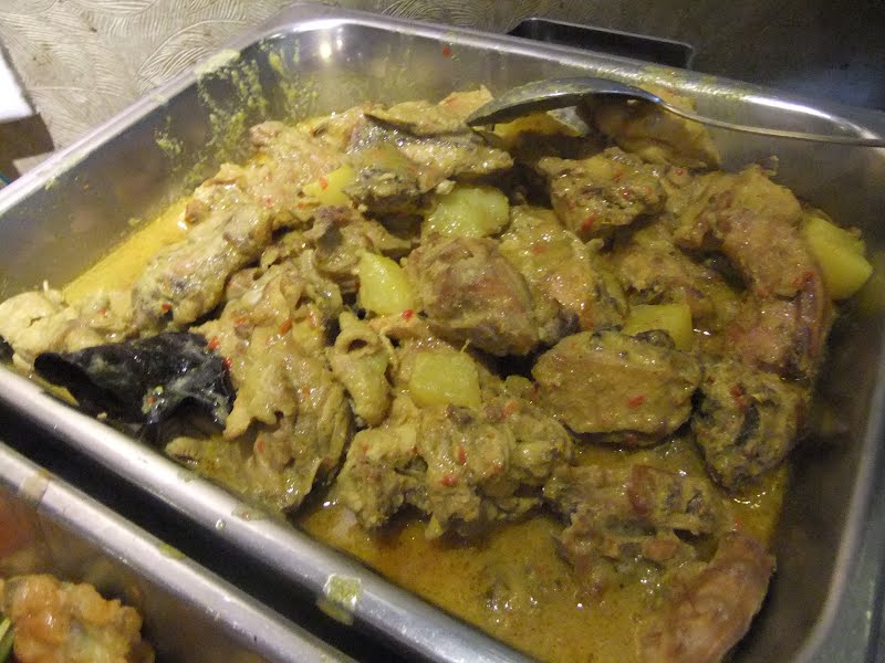 Chicken Curry in Makassar ? Photo by Midori, CC BY 3.0, via Wikimedia Commons