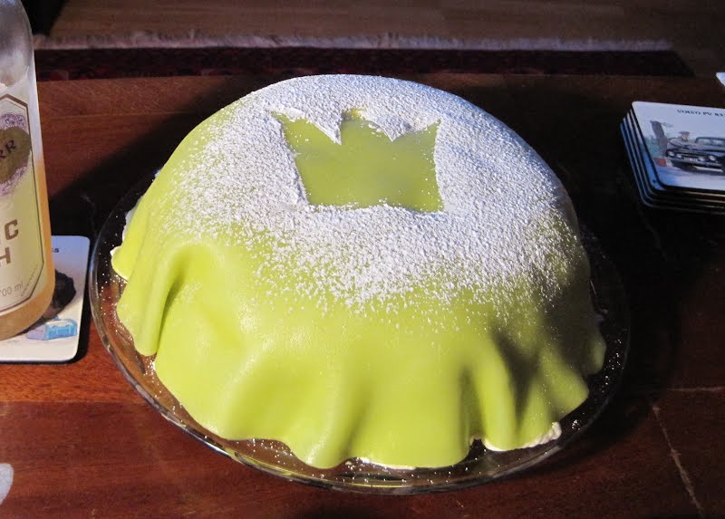 sv:Prinsesst�rta, a traditional Swedish cake filled with a.o. whipped cream, custard and jam, and covered with green marzipan. ? Photo by Fredrik Tersmeden (= User:FredrikT), CC BY-SA 3.0, via Wikimedia Commons