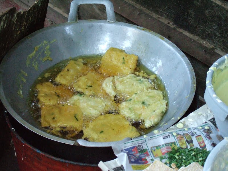 Tempe mendoan, batter coated fried tempeh. Picture taken in Cirebon, West Java, Indonesia. ??????????????????????????? ? Photo by Sakurai Midori, CC BY-SA 3.0, via Wikimedia Commons