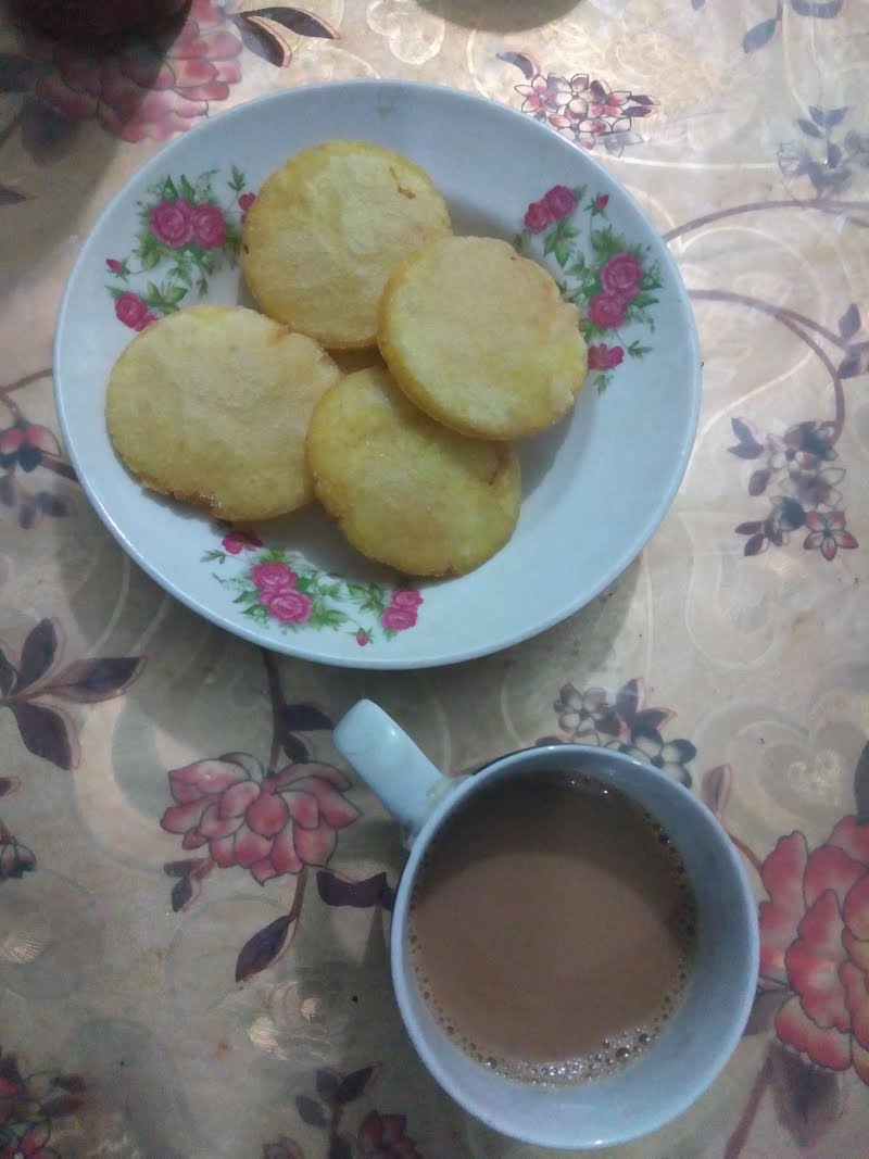 Sylheti Onion and Rice Fritters with tea. ? Photo by ?? ??? ????, CC BY-SA 4.0, via Wikimedia Commons