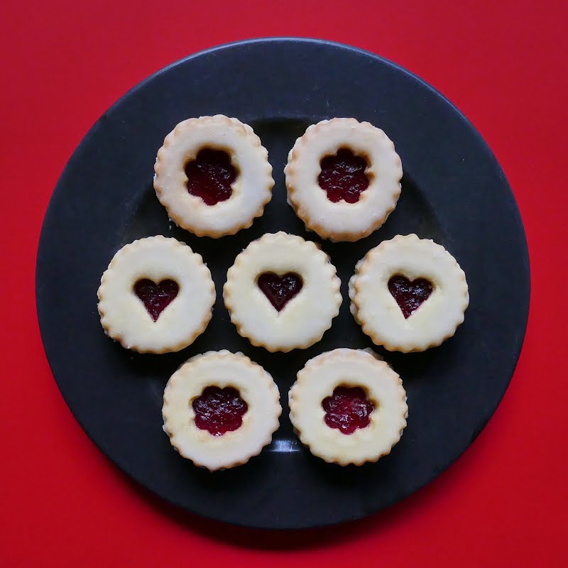 Hildabr�tchen sind mit Marmelade gef�llte und mit Zuckerguss verzierte Weihnachtspl�tzchen. ? Photo by Schnobby, CC BY-SA 4.0, via Wikimedia Commons