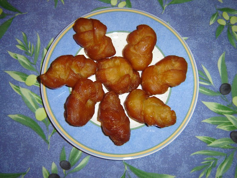 Summary Koeksisters, photographed by DO'Neil. ? Photo by User DO'Neil on en.wikipedia, CC BY-SA 3.0, via Wikimedia Commons