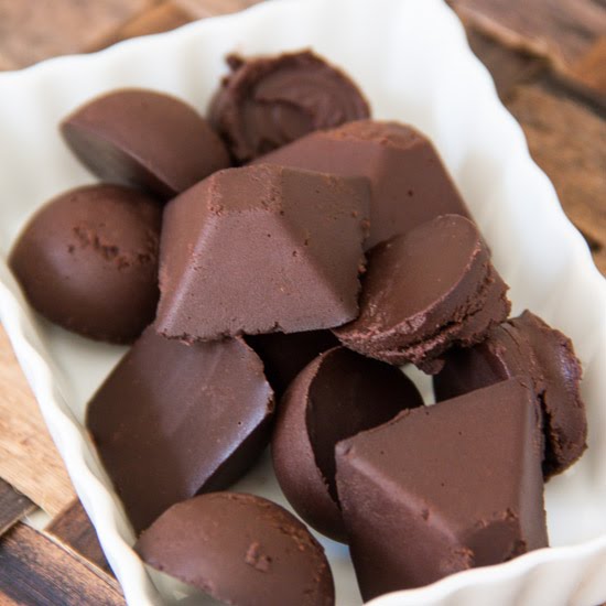 Sugarfree homemade chocolate ? Photo by Anne Pedersen/Foodista, CC BY 3.0, via Wikimedia Commons