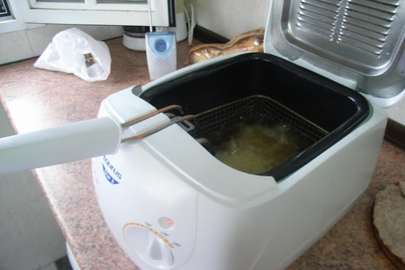 Freidora dom�stica /Domestic fryer ? Photo by Dr Juzam, Public domain, via Wikimedia Commons