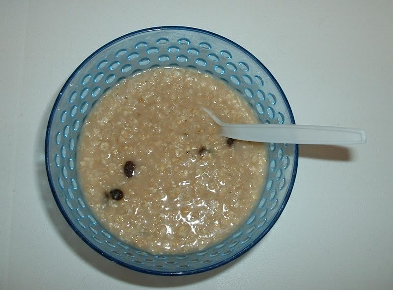 Oatmeal and raisins, after being cooked. Taken by User:CryptoDerk on January 20, 2005. ? Photo by No machine-readable author provided. CryptoDerk~commonswiki assumed (based on copyright claims)., CC BY-SA 3.0, via Wikimedia Commons