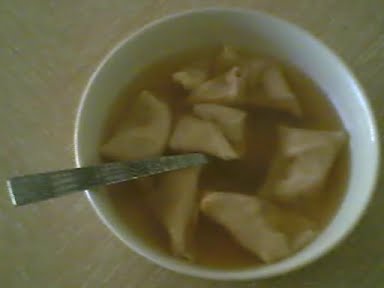 wonton soup Recipe here: http://en.wikibooks.org/wiki/Cookbook:Wonton_Soup ? Photo by No machine-readable author provided. AlbertCahalan~commonswiki assumed (based on copyright claims)., Public domain, via Wikimedia Commons