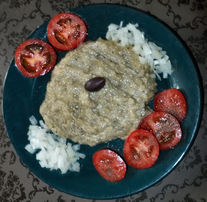 Eggplant salad ? Photo by Sacha47, CC BY-SA 4.0, via Wikimedia Commons