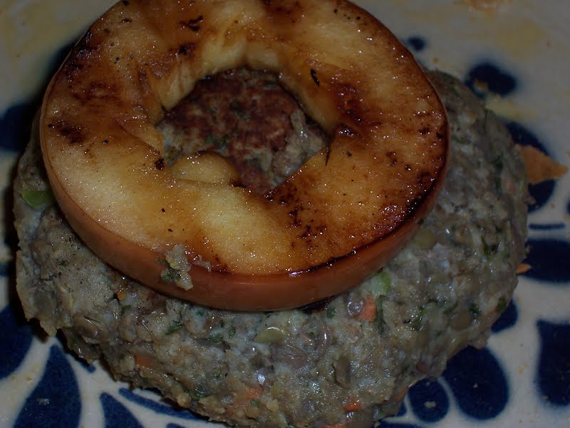 Lentil burger ? Photo by dad1337/Foodista, CC BY 3.0, via Wikimedia Commons
