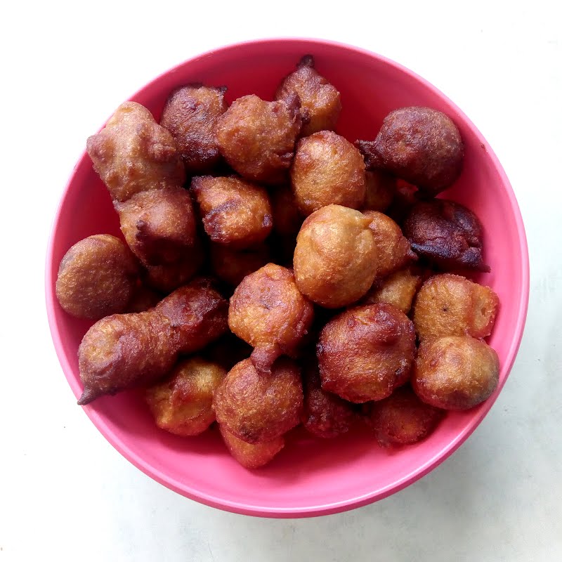 Gulgule - Food of India ? Photo by Suyash Dwivedi, CC BY-SA 4.0, via Wikimedia Commons