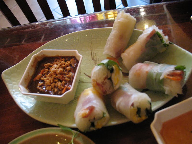 Dried shrimp, jicama, egg, sausage, basil, served with peanut sauce. ? Photo by Susan, CC BY 2.0, via Wikimedia Commons