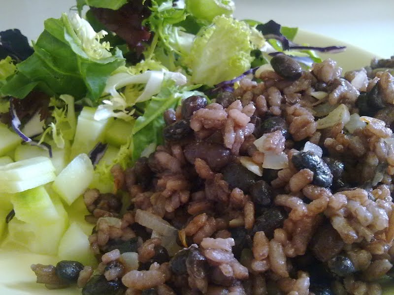 Gallo pinto Baked frozen vegetable sausages and peas ? Photo by Lablascovegmenu from London, CC BY 2.0, via Wikimedia Commons
