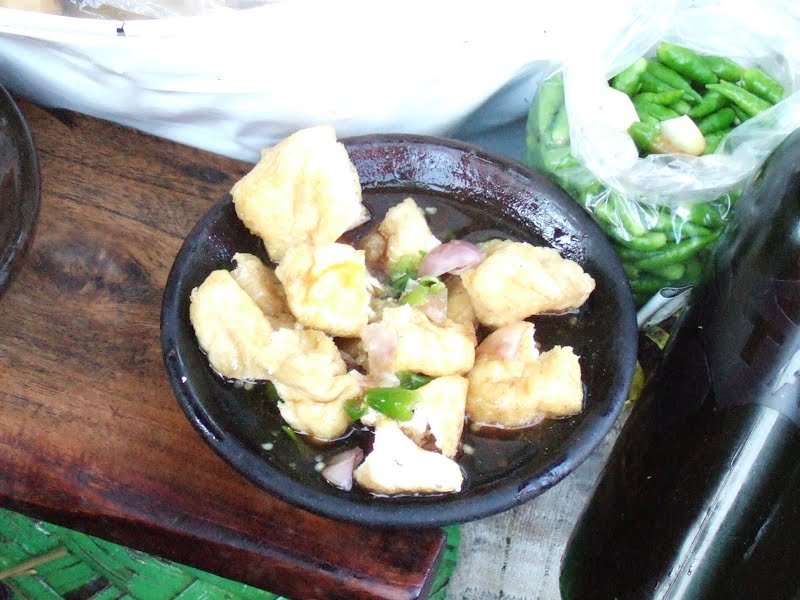 Tahu Gejrot in Cirebon, West Java, Indonesia ? Photo by Midori, CC BY-SA 3.0, via Wikimedia Commons