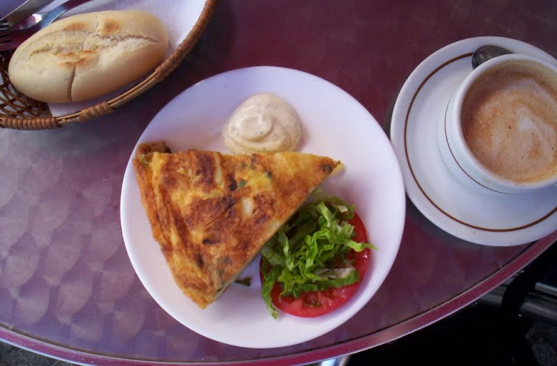 Tortilla canaria, an omelet filled with sautéed tomatoes, onions and garlic, seasoned with tarragon, parsley, salt and sometimes basil. ? Photo by Secret Tenerife from After 16 years in Tenerife, the Costa del Geriatrico, United Kingdom, CC BY 2.0, via Wikimedia Commons