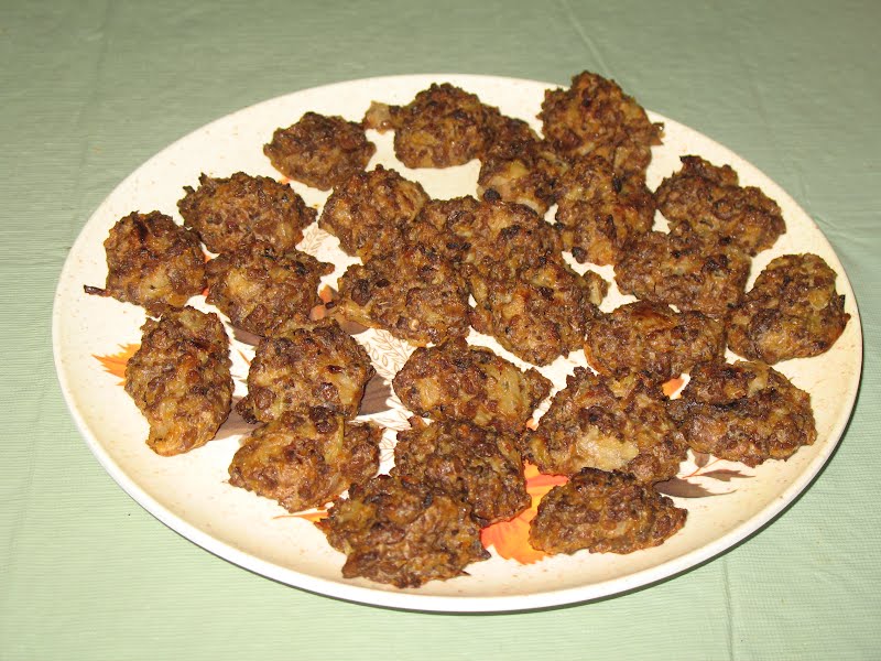 This is a photo of vegetarian meatballs on a plate; my mom made them using the recipe at http://en.wikibooks.org/wiki/Cookbook:Vegetarian_Meatballs ? Photo by Unforgettableid, Public domain, via Wikimedia Commons