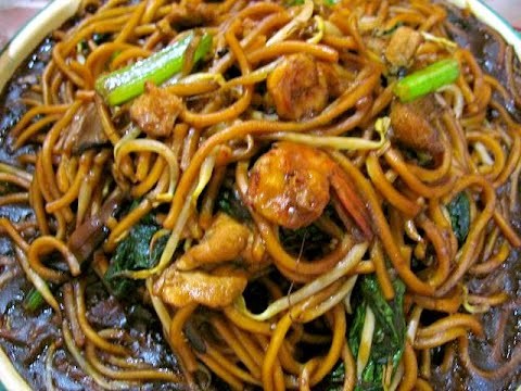 Chow mein. ? Photo by ?yuen?, CC BY 2.0, via Wikimedia Commons