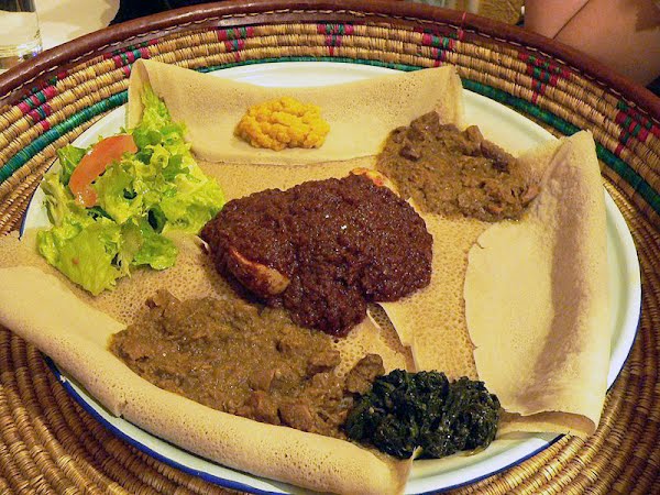 Alicha Begie and chicken, typical cusine from Eritrea ? Photo by Rama, CC BY-SA 2.0 fr, via Wikimedia Commons