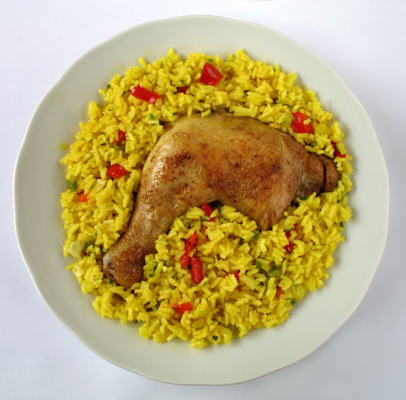 Arroz con Pollo (spanisch für ?Reis mit Huhn?) ? Photo by Kobako, CC BY-SA 2.5, via Wikimedia Commons